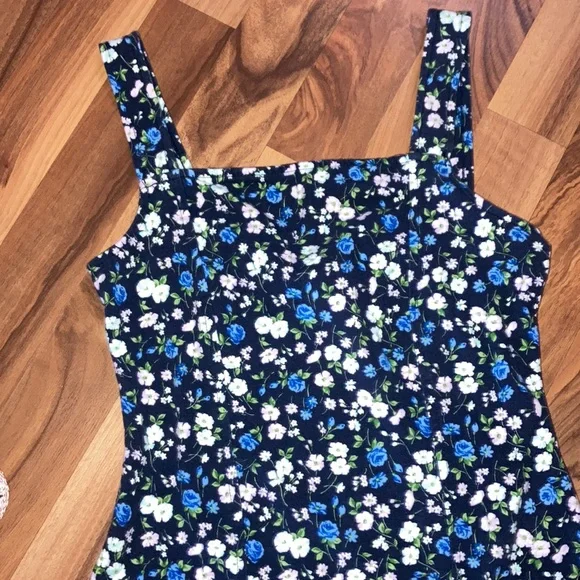 Gently used!🍀Adorable!🍀Flowered inspired dress by Hollister🍀Sz S🍀 Super soft - Picture 2 of 5